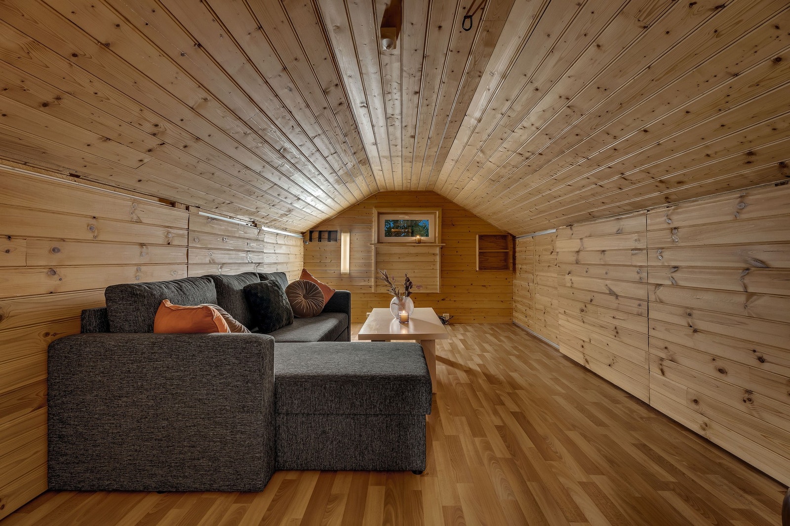 Loftet er innredet som stue / soverom. Galleribilde