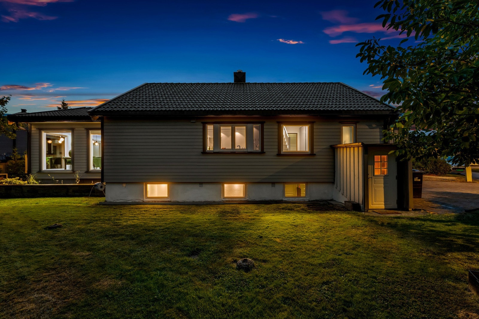 Hele boligen ble malt utvendig i 2022 Galleribilde