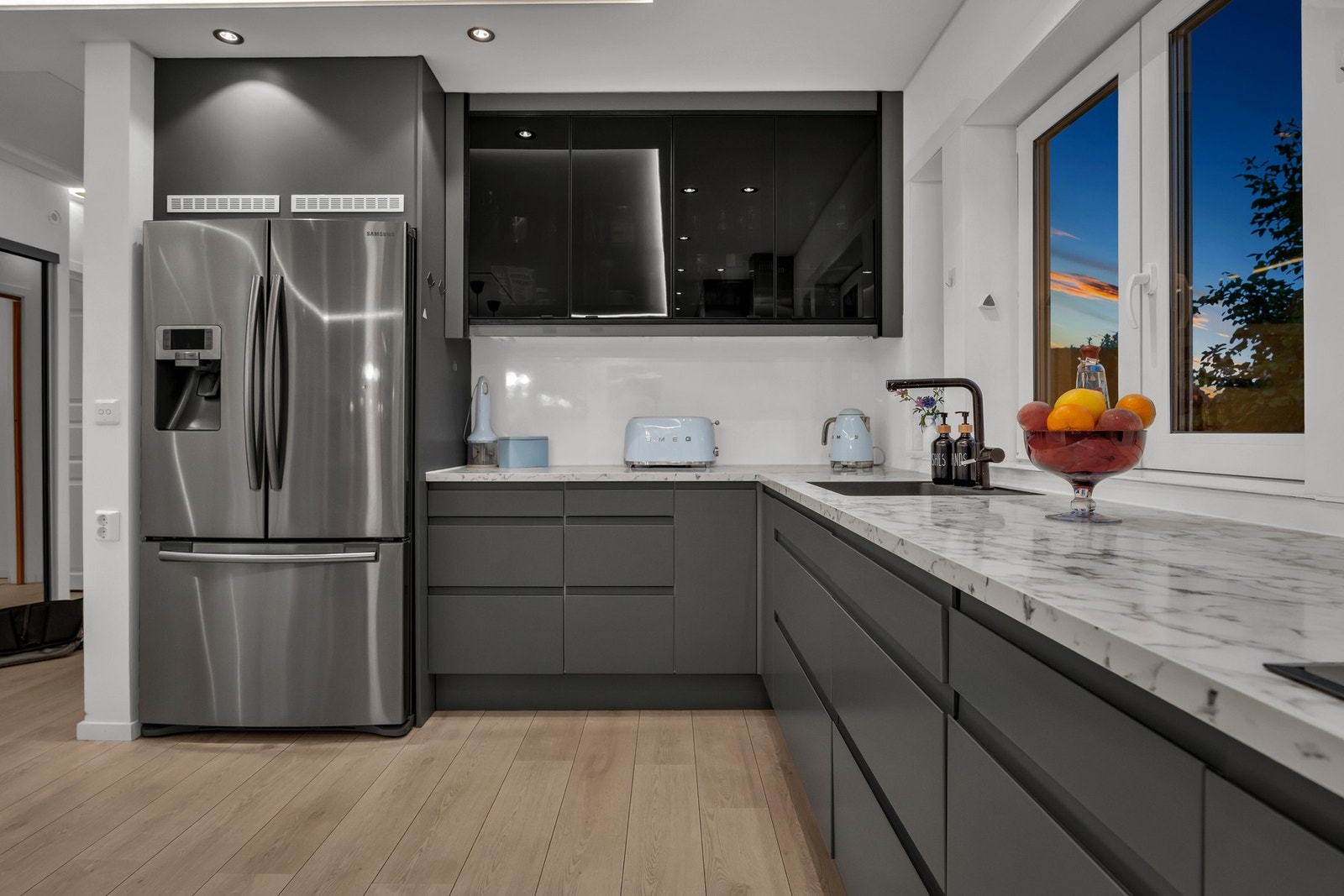 Innredning består av over- og undersskap, laminert benkeplate med nedfelt vask og platetopp Galleribilde