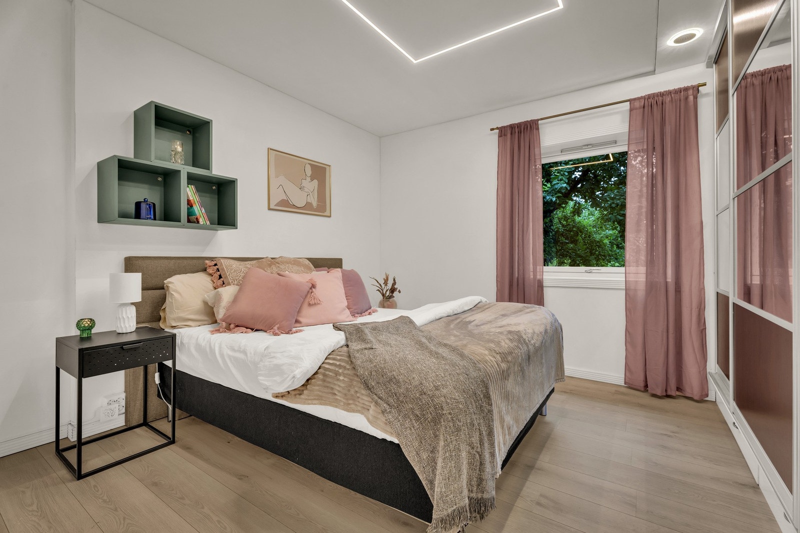 Soverom II - også her med god plass og garderobeskap Galleribilde