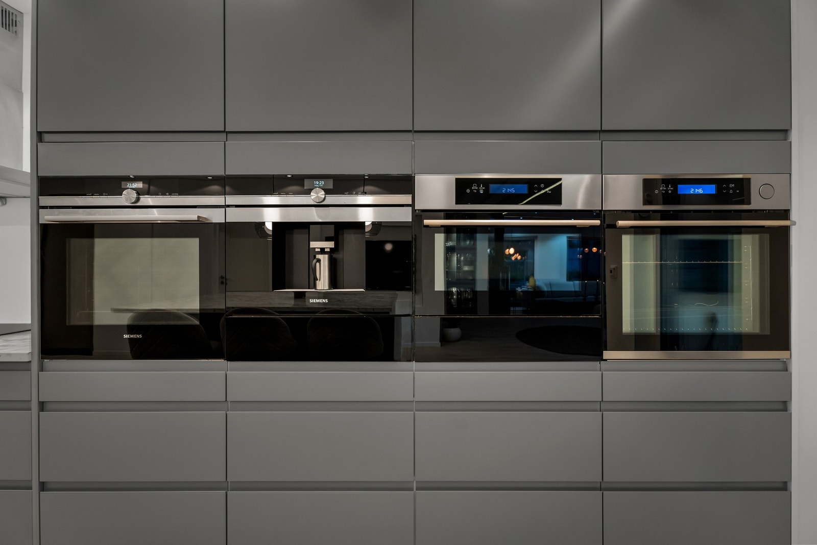 Det er integrert mikro, kaffemaskin, kombiovn og stekevn Galleribilde