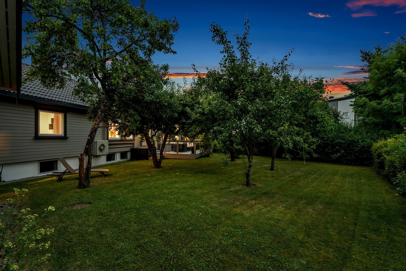 Hele tomten er inngjerdet med hekk Galleribilde