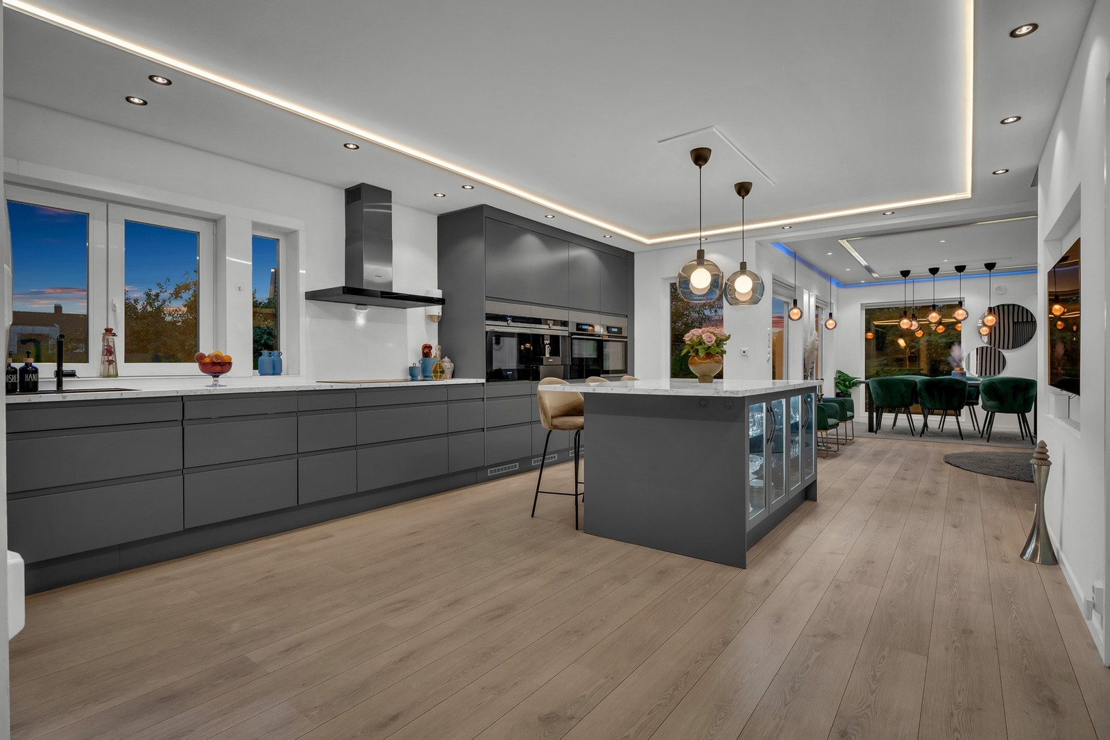 Det er laminat på gulv i stue/kjøkken Galleribilde