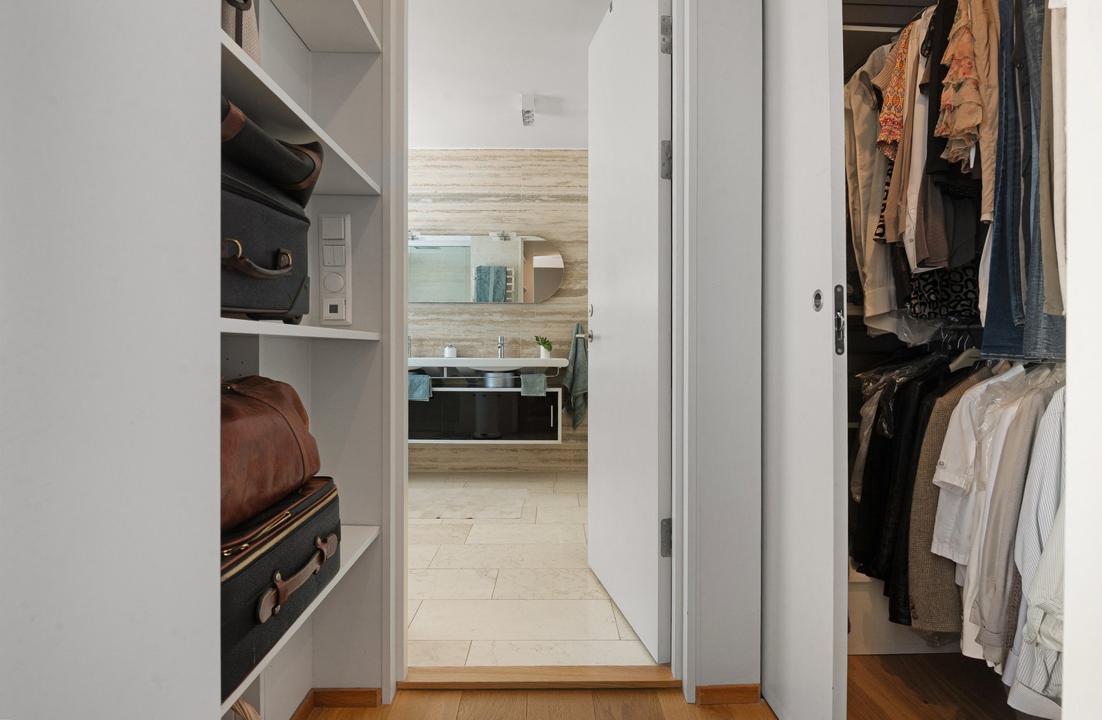 Dobbel walk-in closet og privat hovedbad tilknyttet. Galleribilde