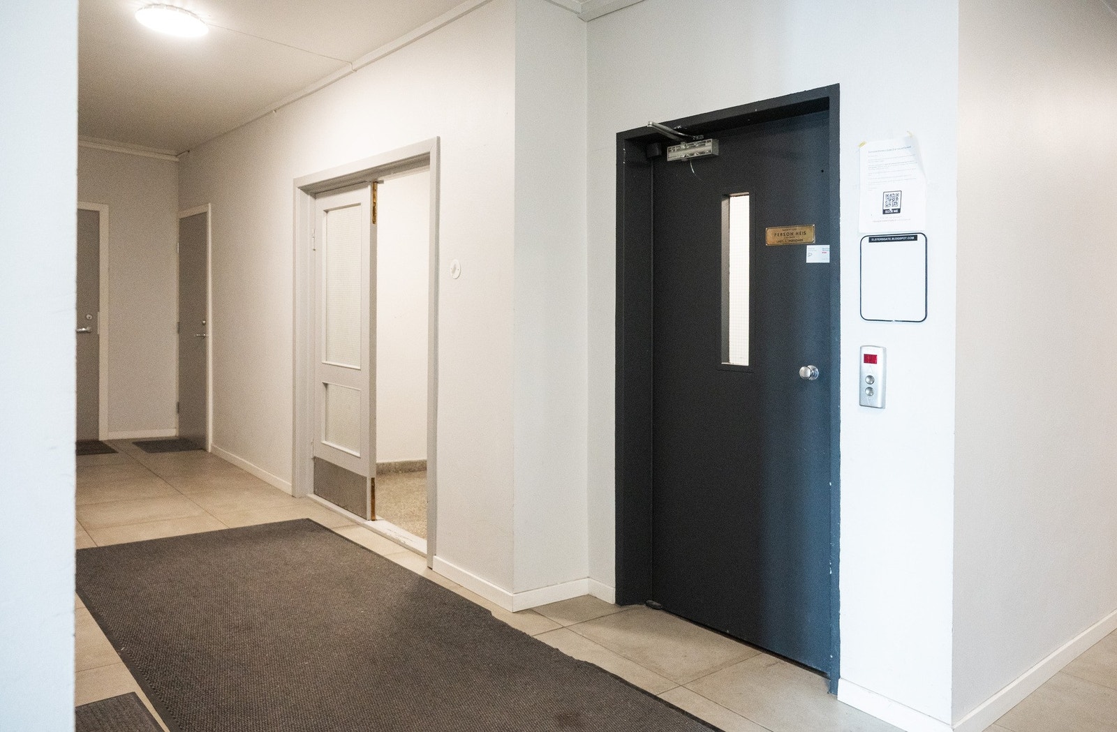 Bygården har heis som går til 5. etasje - med trappeløp videre til leiligheten i toppetasjen. Sameiet er veldrevet og godt ivaretatt, med klare rammer for trivsel og orden - ingen fellesgjeld. Galleribilde