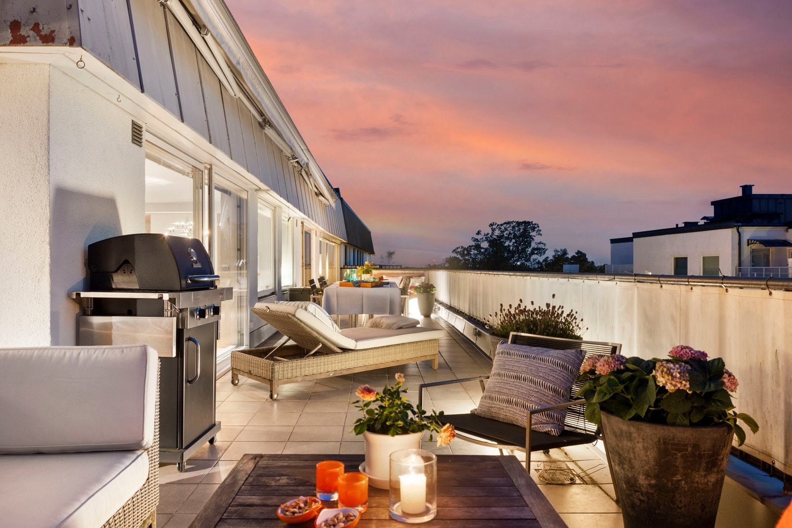 Velkommen til Elsters gate 2! En sjelden toppleilighet med privat takterrasse, vinterhage og høy bokomfort. Galleribilde