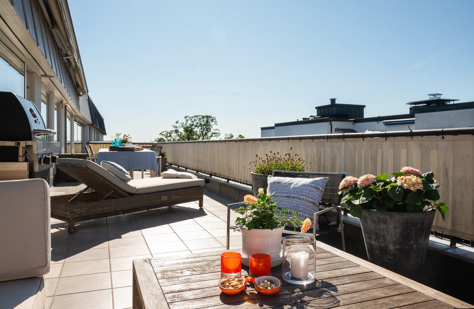 En terrasse som kombinerer sol, privatliv og størrelse. Rekkverk i malt stål med seilduk. Galleribilde