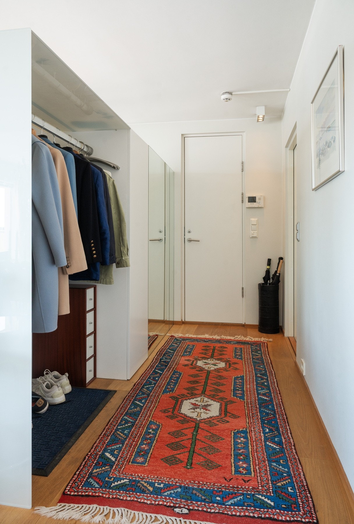 Ryddig entré med én-stavs eikegulv, spotbelysning og garderobeplass - med porttelefon/call-in anlegg for enkel adkomst. Galleribilde