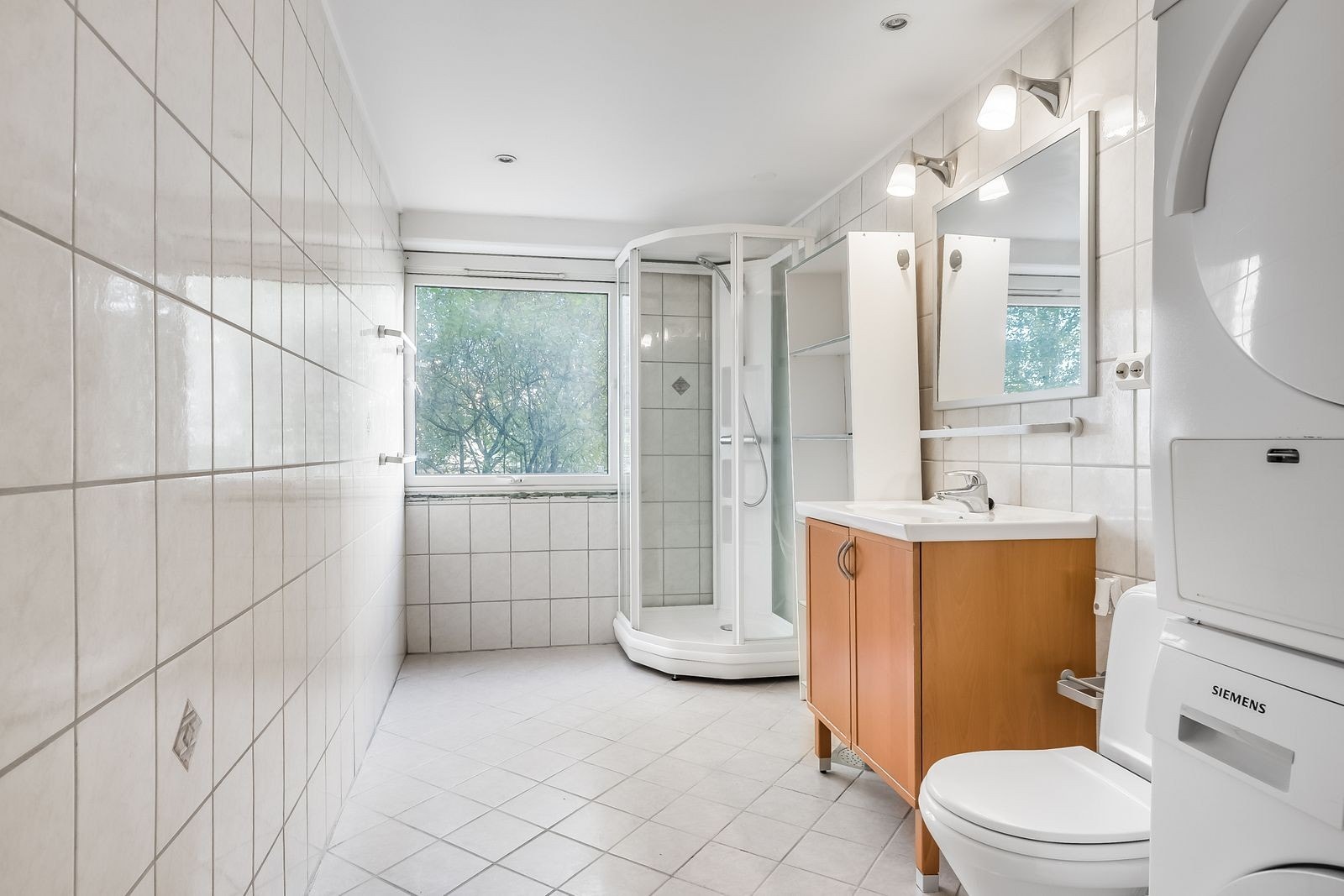Romslig bad med dusj, servant, wc og vaskemaskin/tørketrommel. Galleribilde
