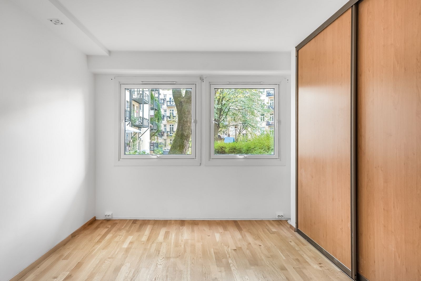 Soverom med stor skyvedørsgarderobe. Galleribilde