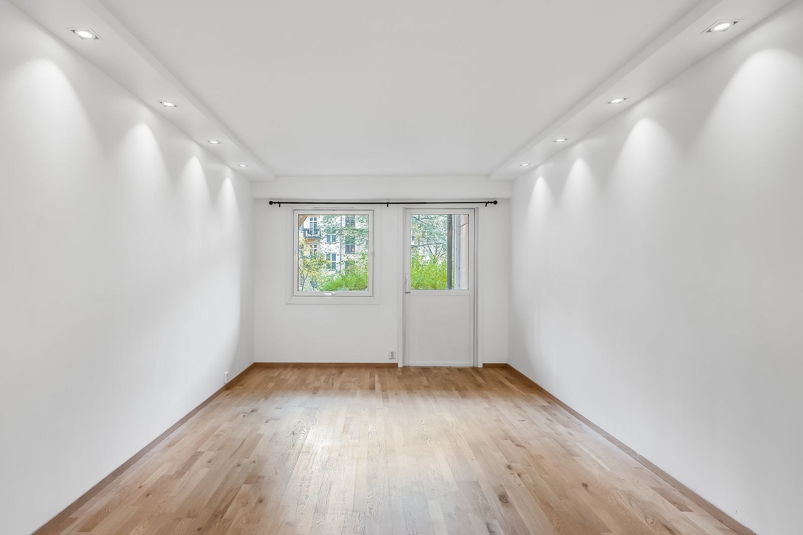 Stue med utgang via terrassedør. Leiligheten disponerer ikke området utenfor værandadøren privat. Galleribilde