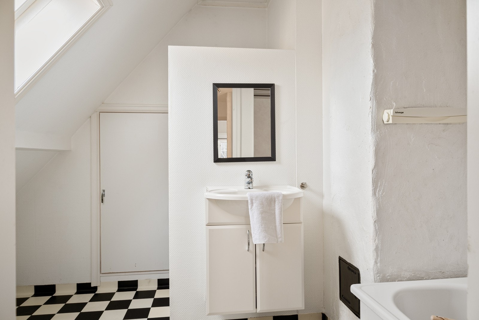 Bad i 2 etasje med Klassiske sort-hvite fliser som gir badet særpreg. Galleribilde