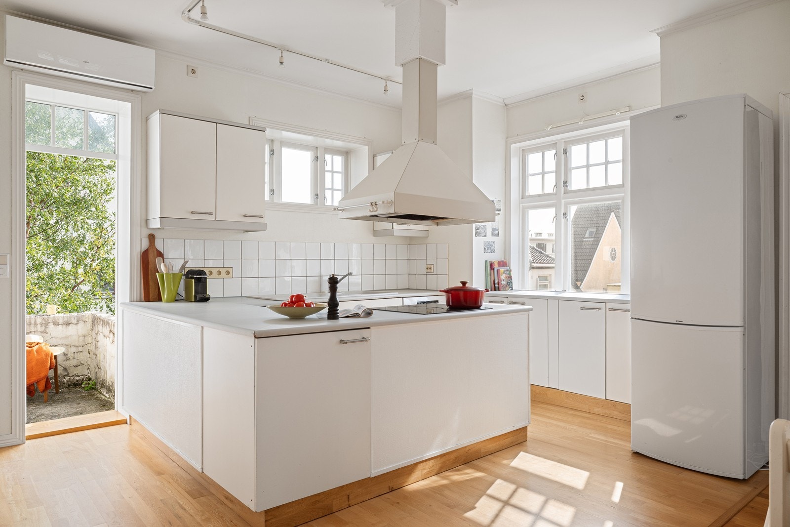 Moderne kjøkken og stue i ett - romslig, stilrent og innbydende. Galleribilde