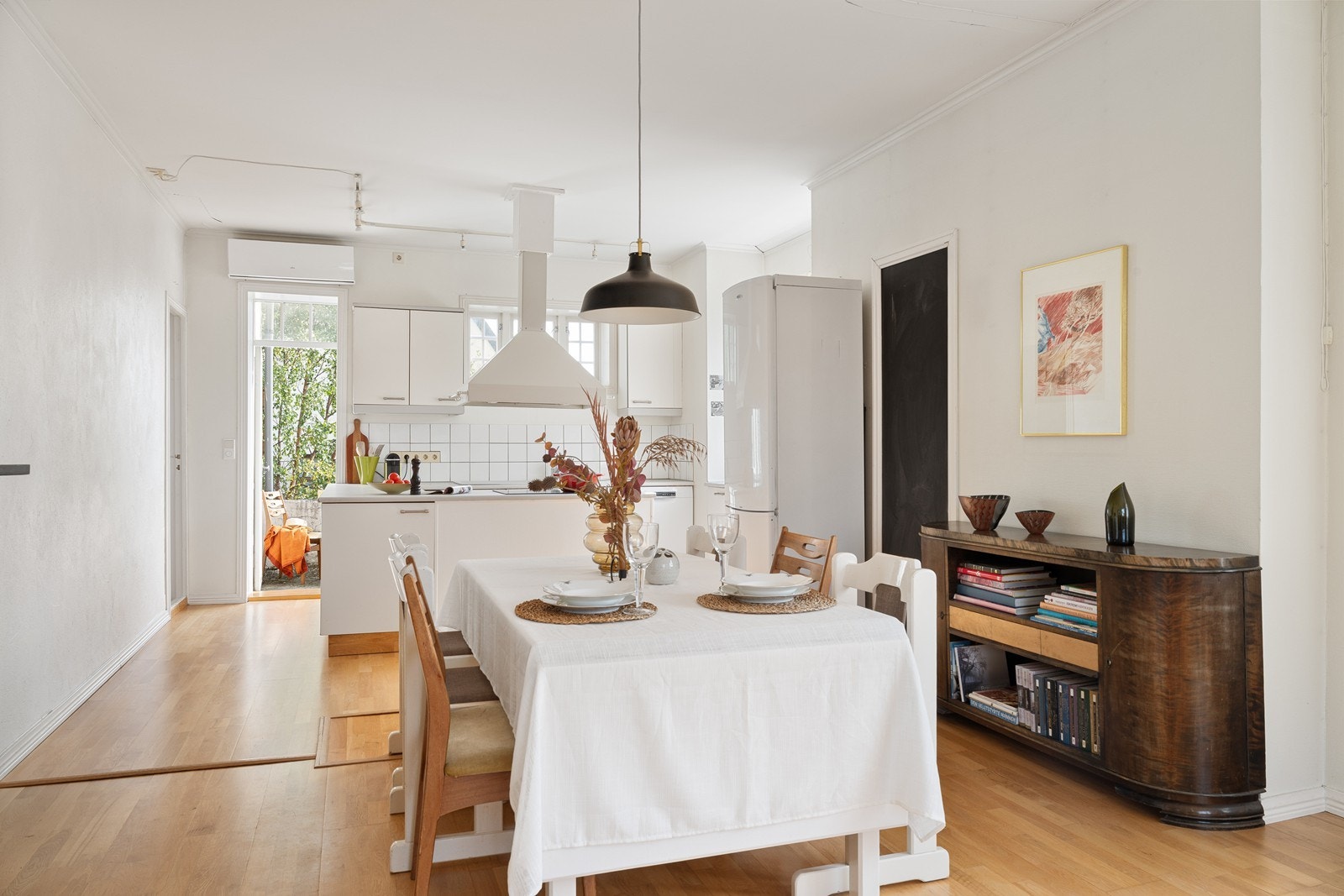 Åpen planløsning som skaper god flyt mellom matlaging og hygge. Galleribilde