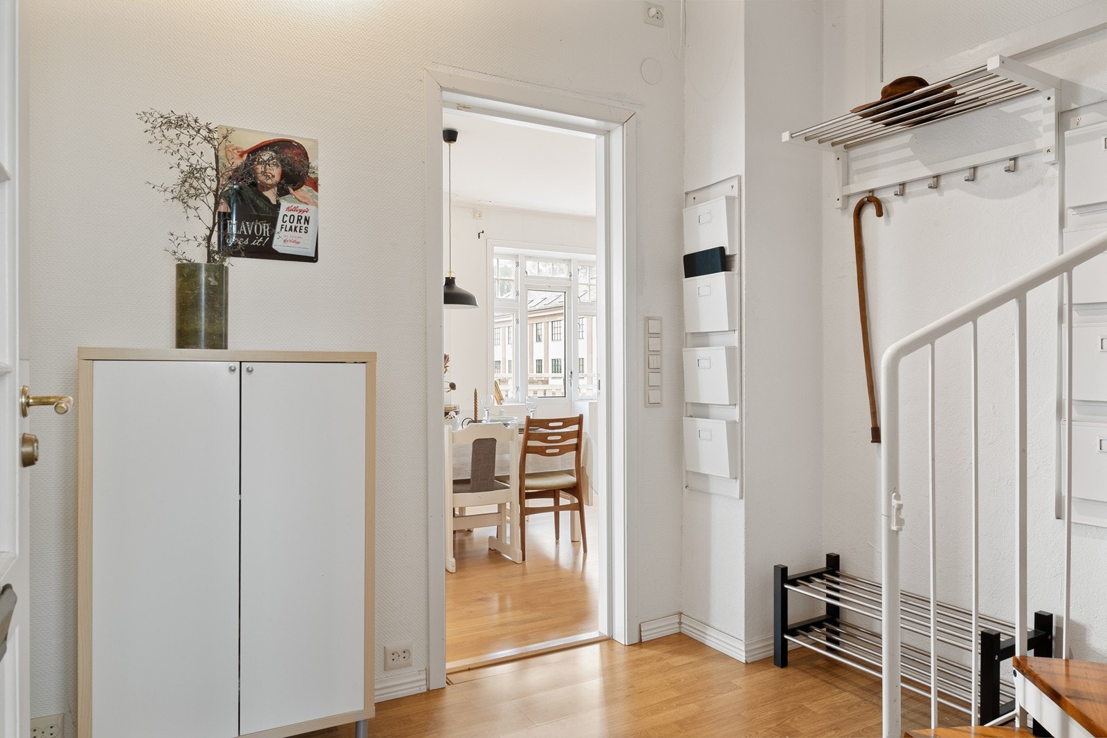 Inngang / gang med plass til å henge fra seg yttertøy og sko. Galleribilde