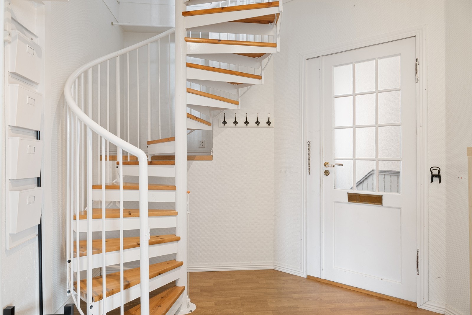 Stilig trapp som binder sammen etasjene. Galleribilde
