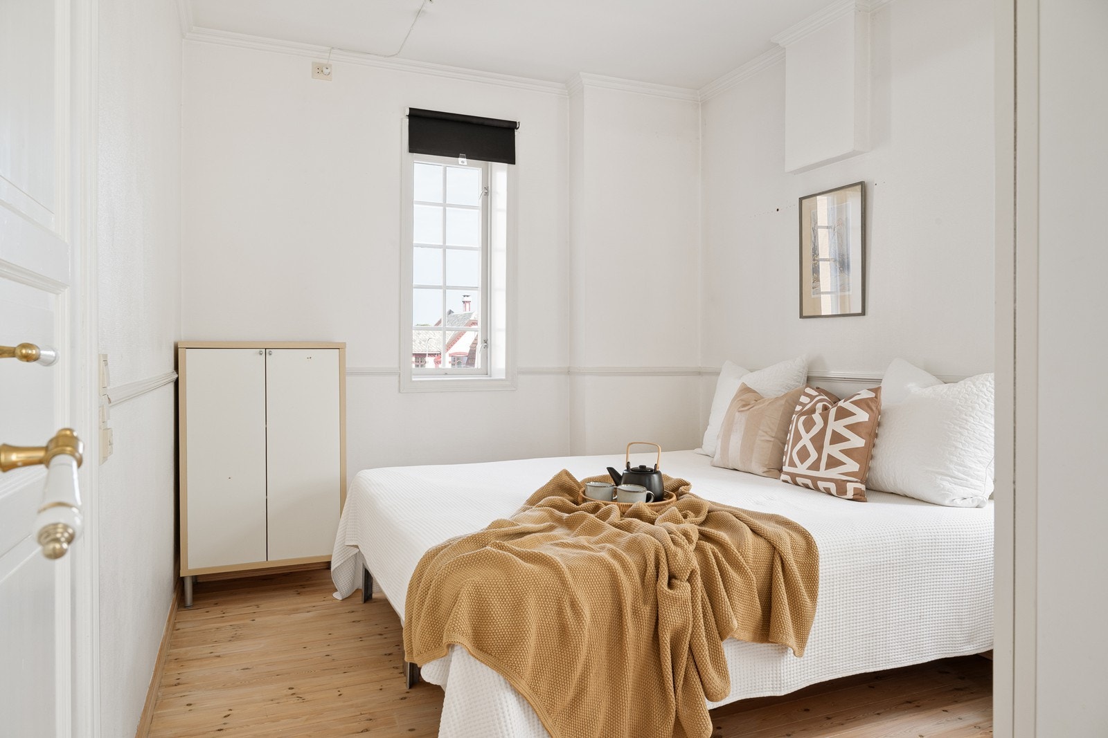 Romslig, lyst soverom med plass til stor seng og ulike skap og hylleløsninger. Galleribilde