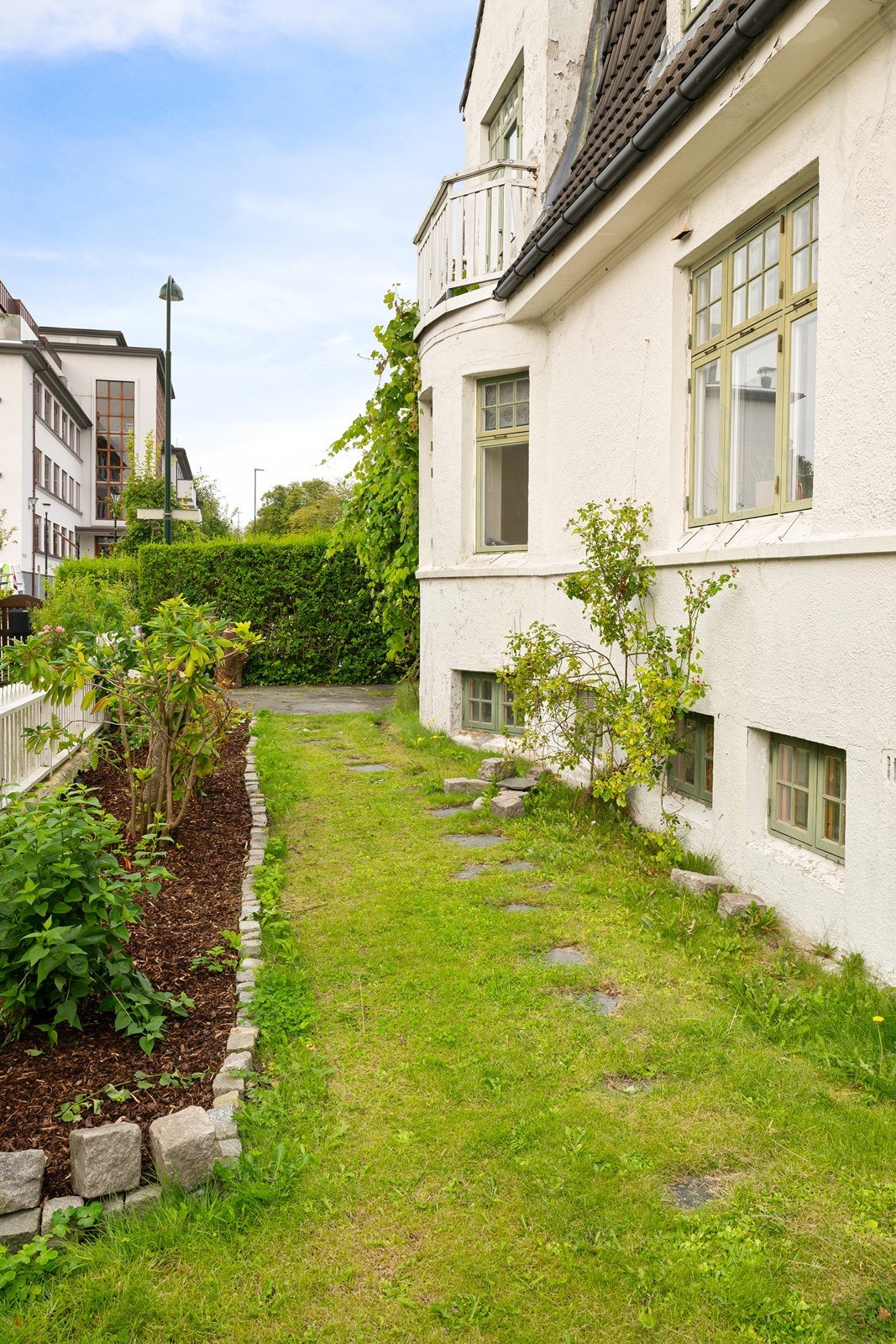 Sjarmerende hage med plass til blomster og sommerdager. Galleribilde