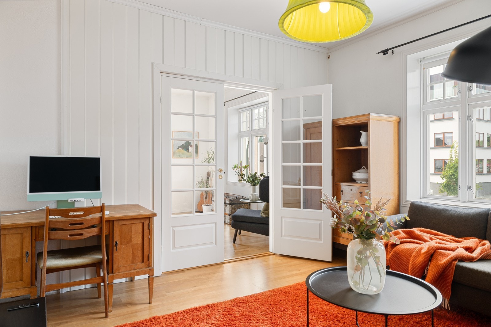 Romslig med store vindusflater som gir godt med naturlig lys inn. Galleribilde