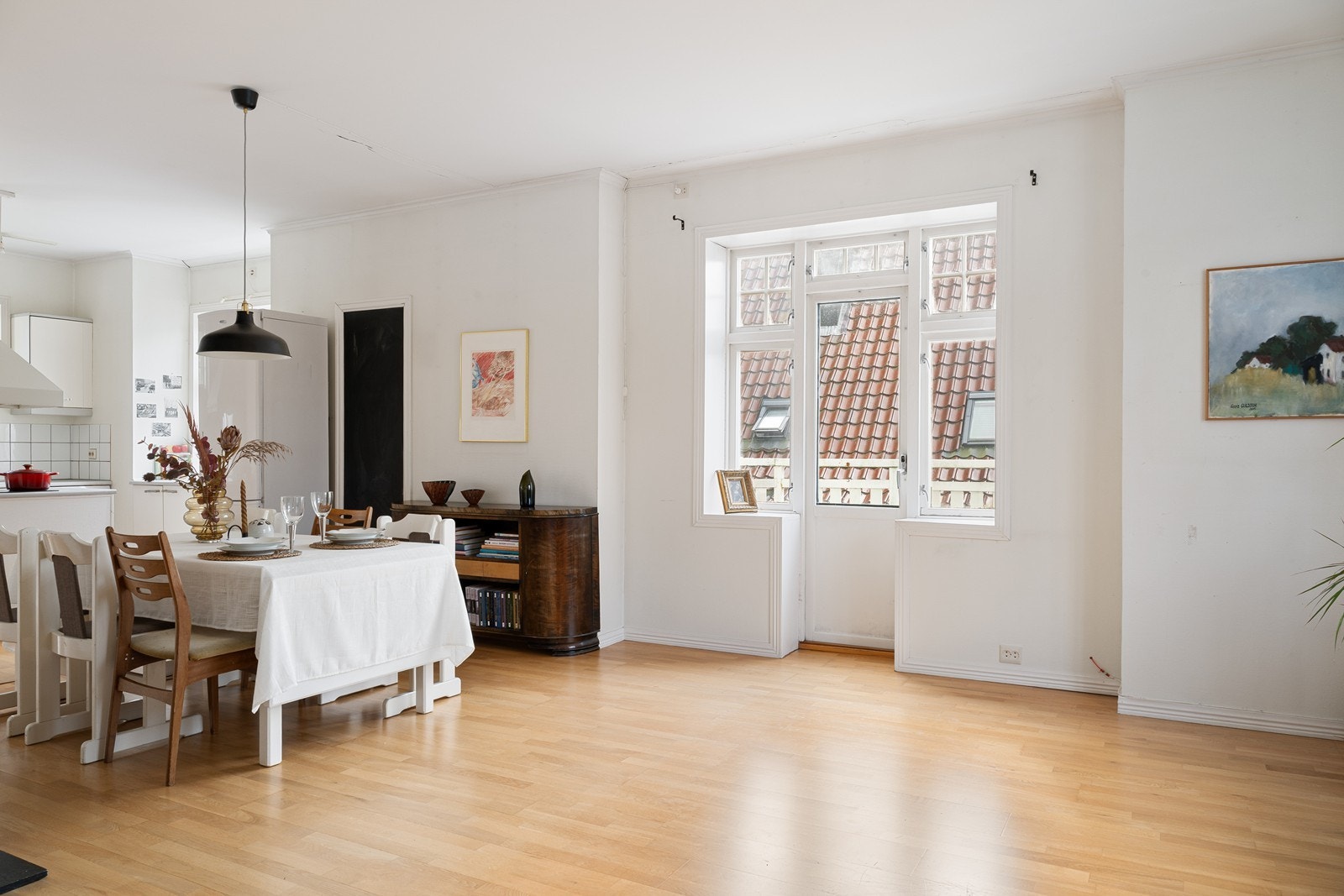 Fra spisestue er det utgang til liten koselig balkong. Galleribilde