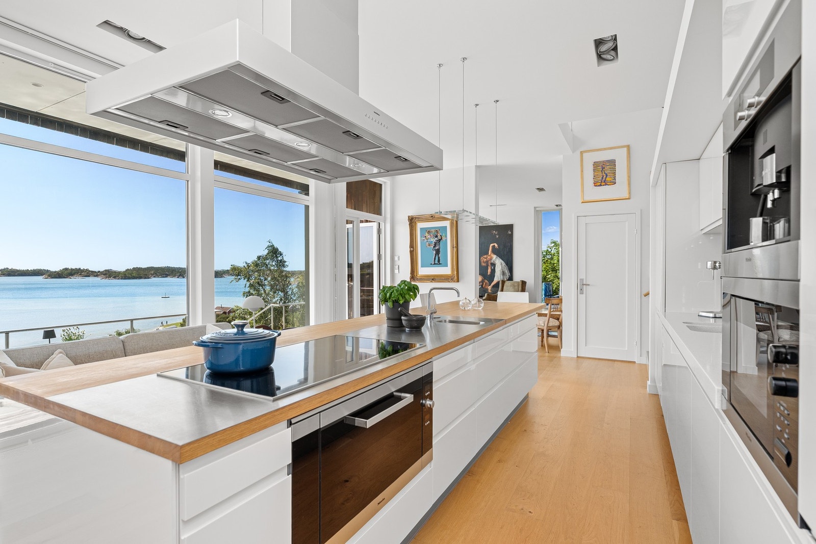 Lekkert kjøkken fra HTH med hvitevarer fra Miele