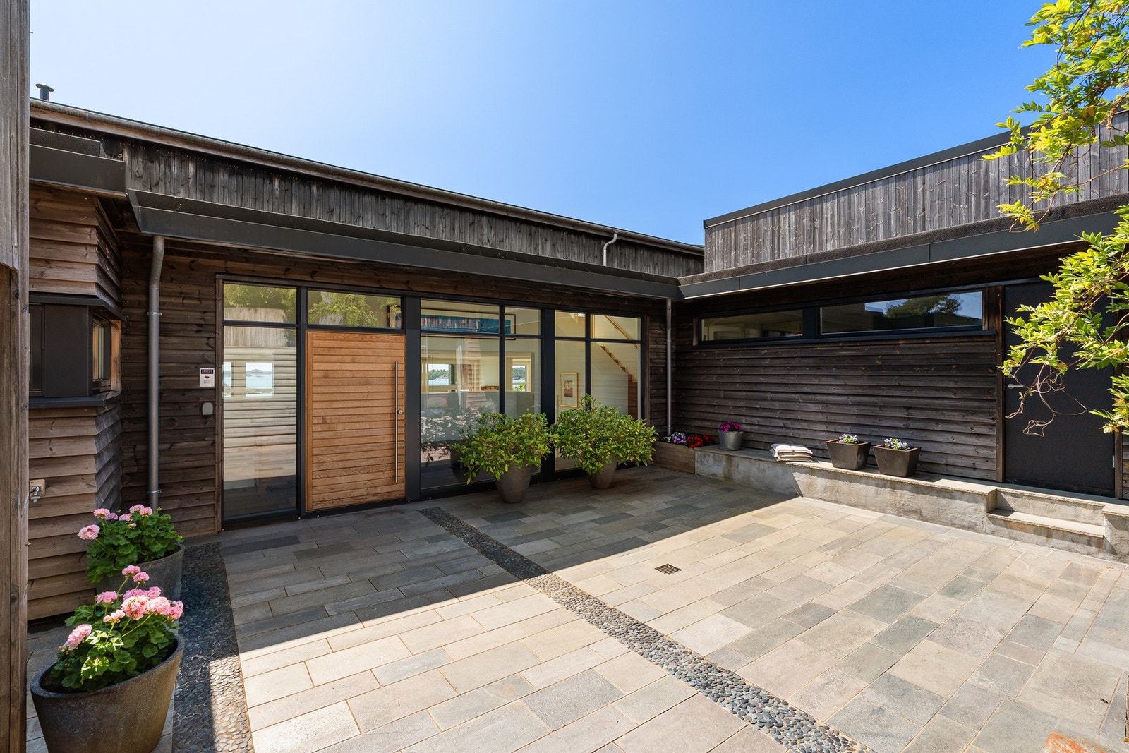 Atrium skaper et harmonisk uterom og staselig inngangsparti