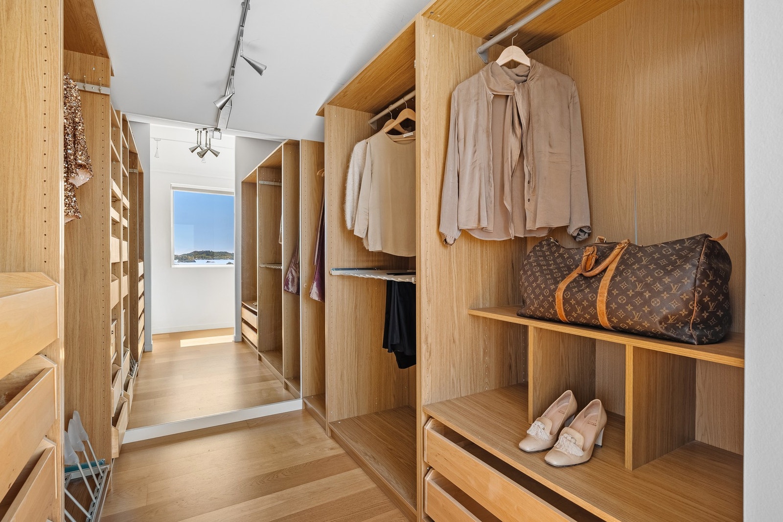 Garderobe med innholdsrik innredning