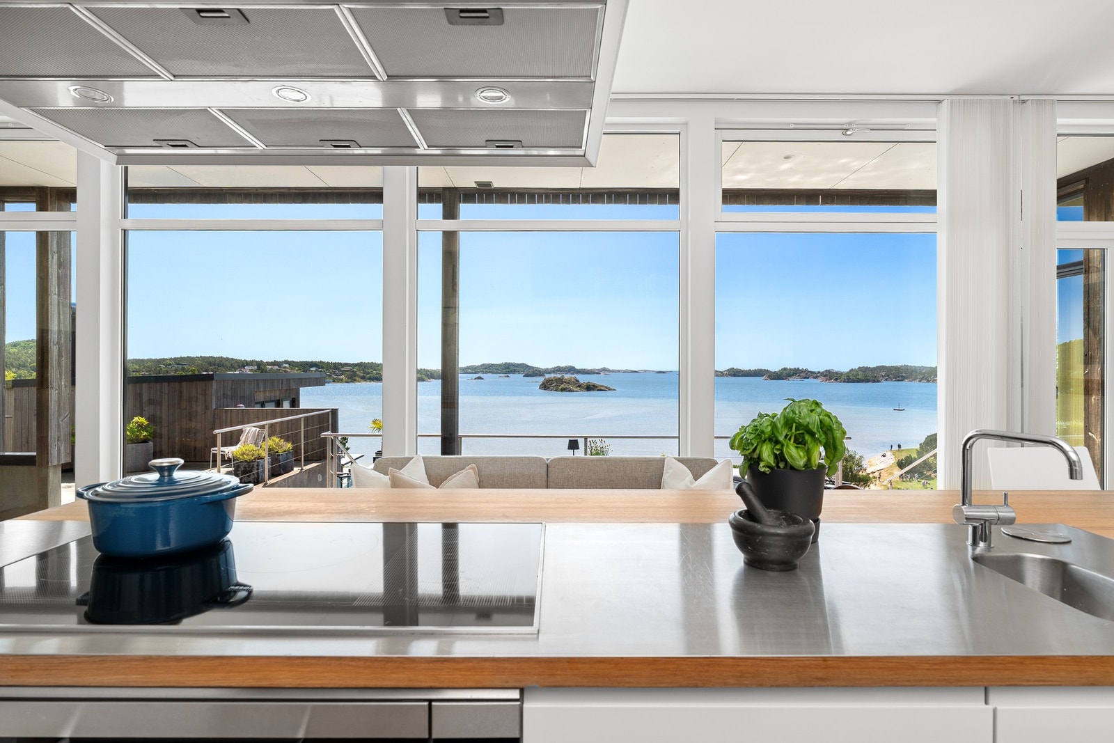 Store vinduer i stue og kjøkken med utsikt som må oppleves