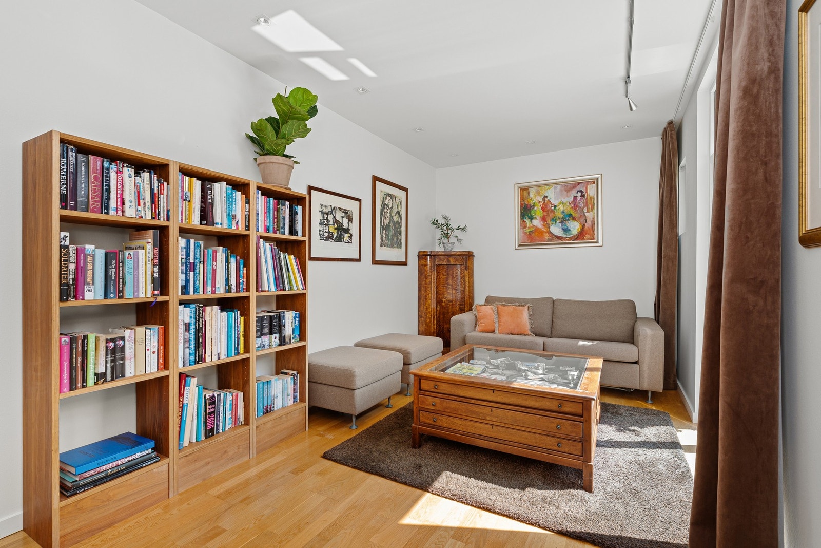 TV-stue i 1. etasje med utsyn til atrium