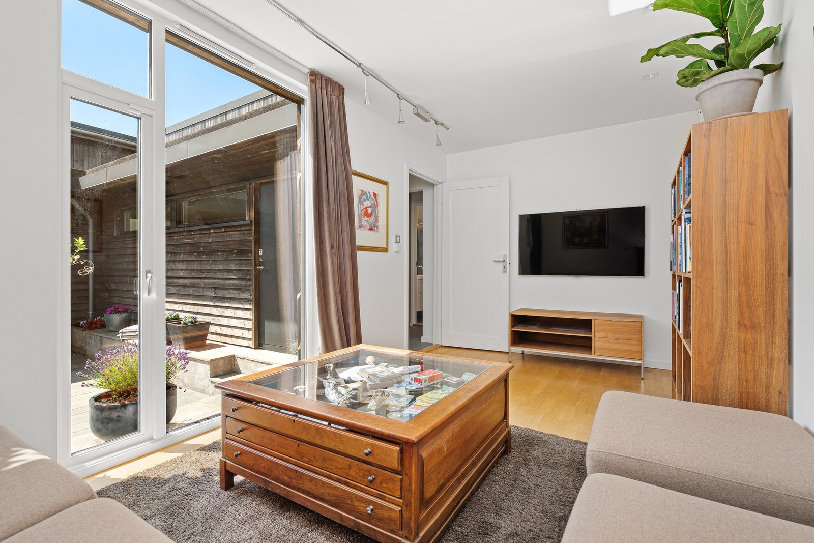 TV-stue i 1. etasje med utsyn til atrium