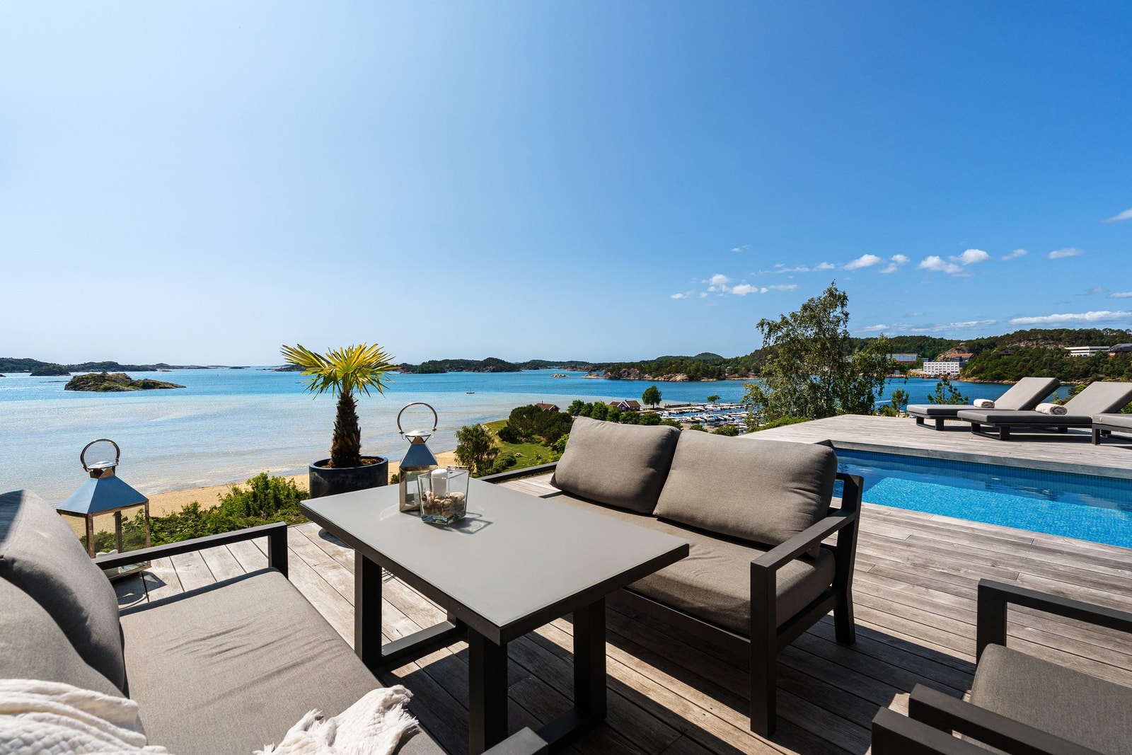 Terrasse med svømmebasseng og utestue