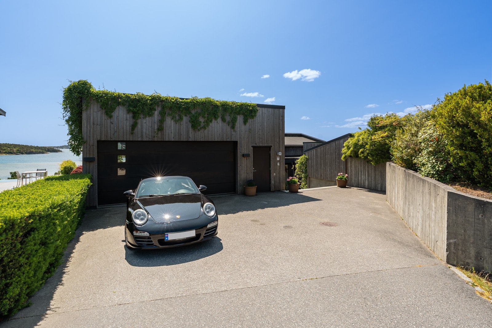 Dobbel garasje med bod på siden