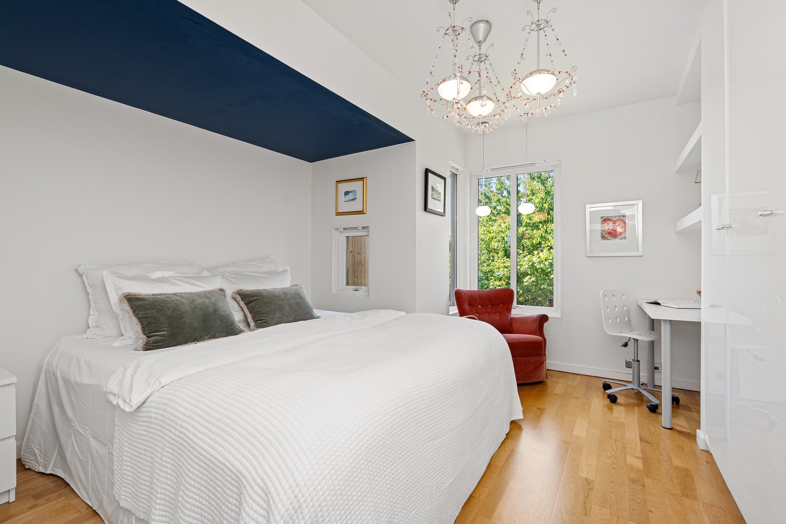 Det er tre soverom i 1. etasje