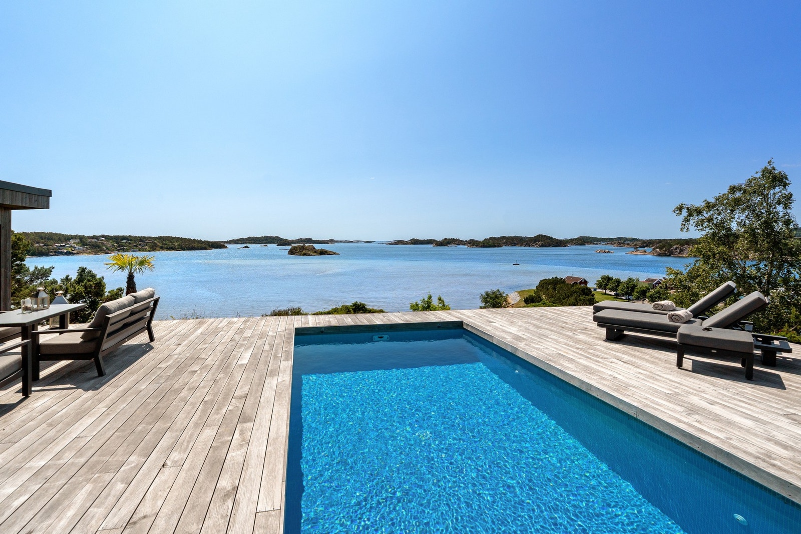 Det er flytende bassengovertrekk som beskytter basseng og vanntemperatur når det ikke er i bruk