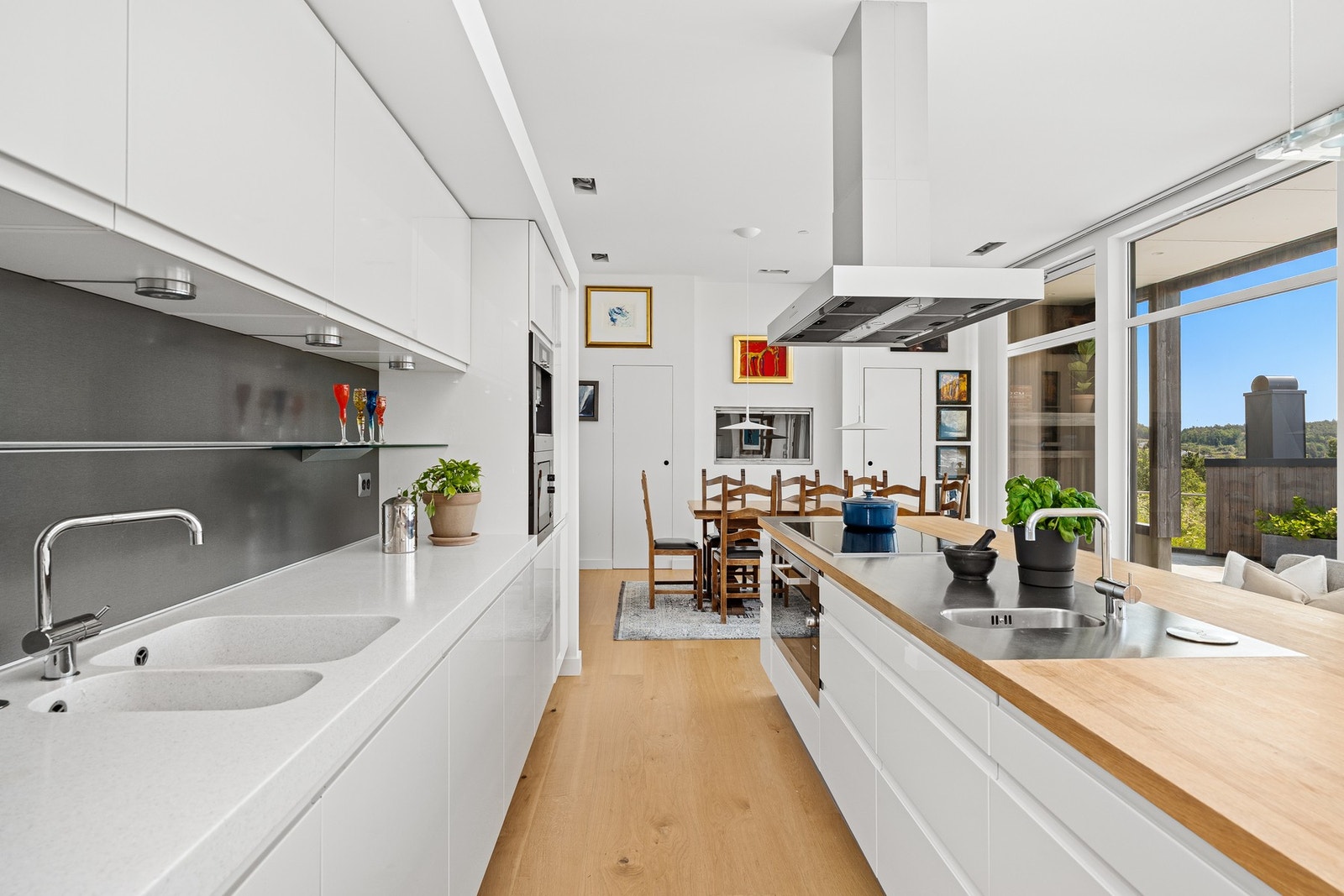 Koketopp i kjøkkenøy gjør at kokken også kan nyte utsikten