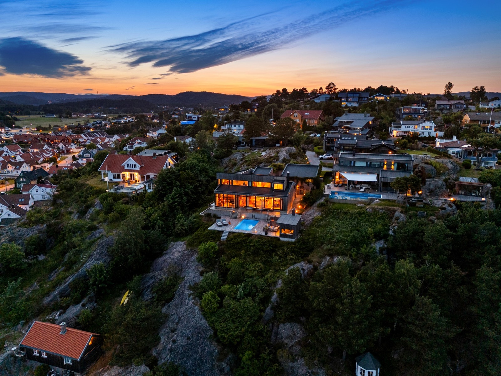 Eiendommen ligger helt på sydspissen av Hølleheia med meget gode solforhold