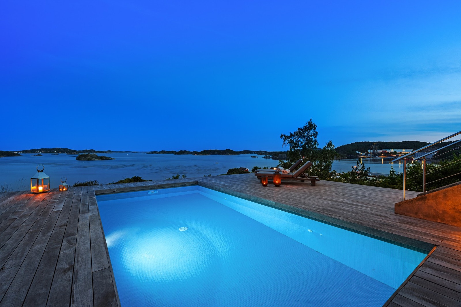 Oppvarmet svømmebasseng tilknyttet bergvarmepumpe