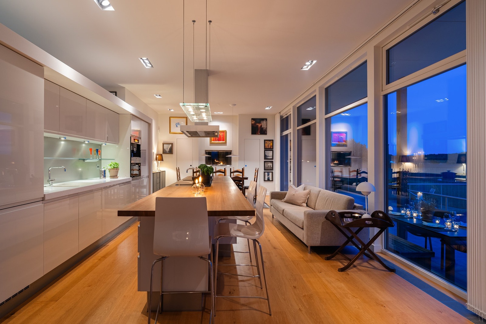 Legg merke til peis i enden av kjøkkenet ved spisestuen