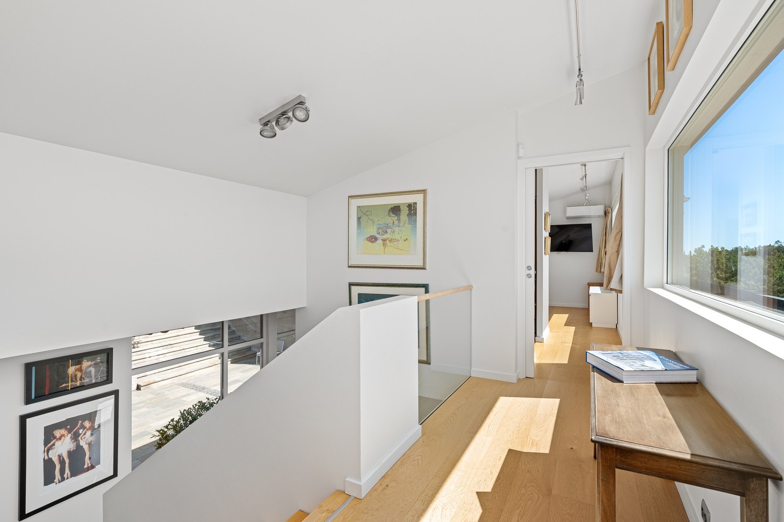 2. etasje har hovedsoverom med garderobe og eget bad, samt kontor