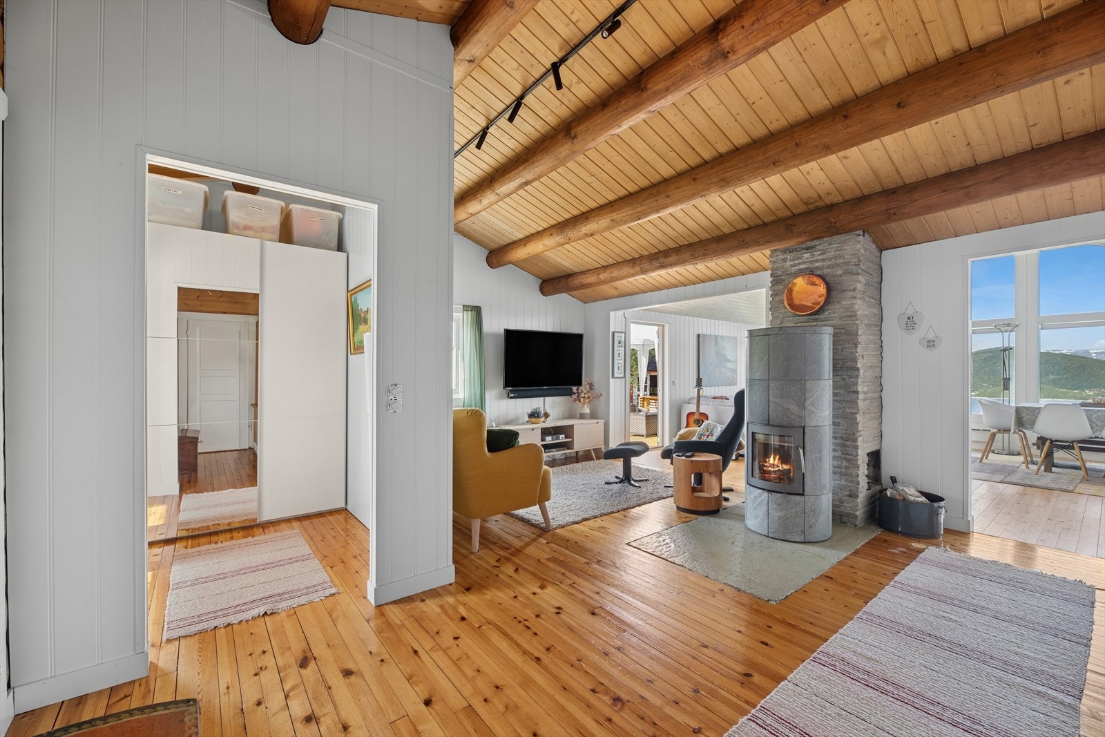 Gangen har skyvedørsgarderobe med god plass til oppbevaring. Galleribilde