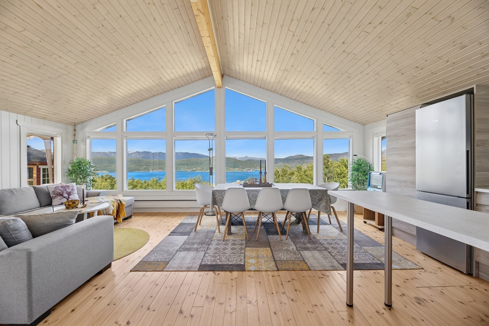 De store vindusflatene gjør at du får nyte den fantastiske utsikten. Galleribilde