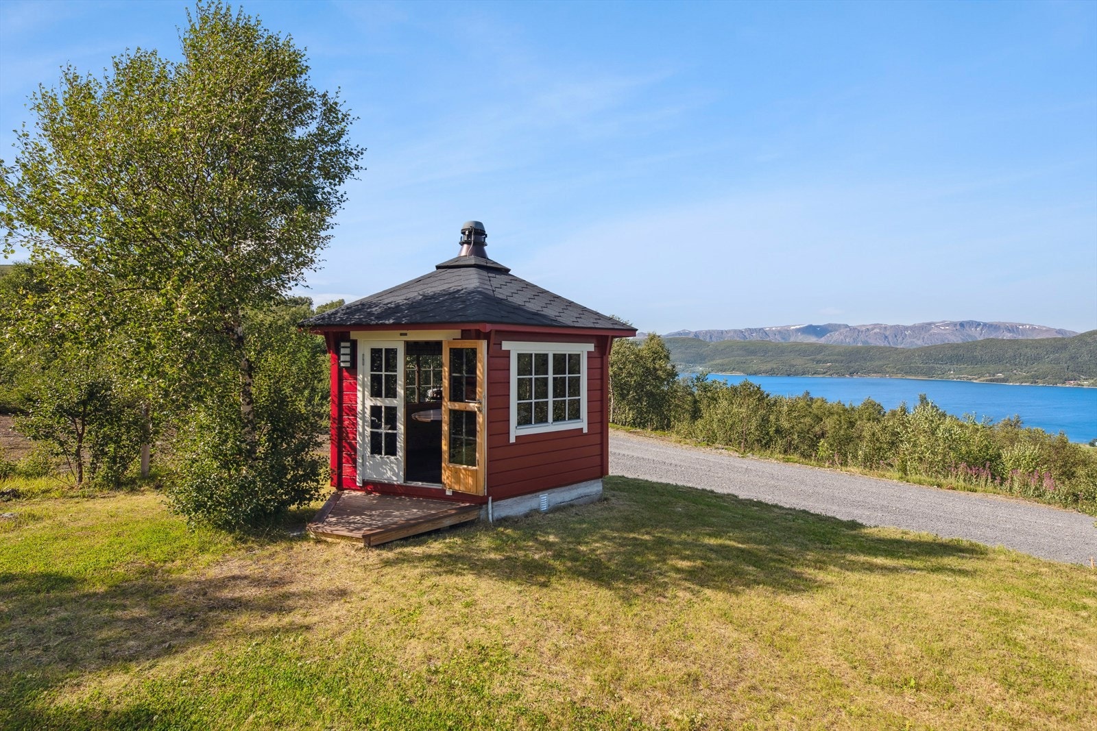 Grillstuen ligger lengst frem på eiendommen mot den nydelige utsikten. Galleribilde