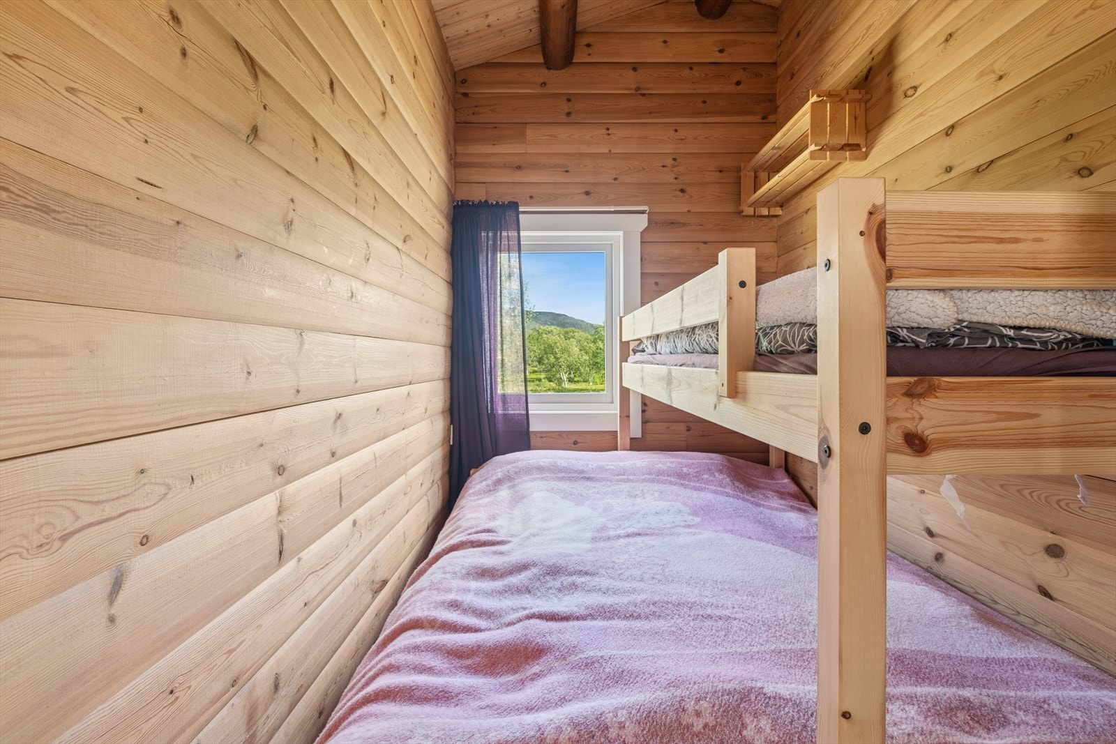 Soverom 3 har i dag utnyttet plassen til det fulle med dobbelt seng nede og en enkeltseng over. Galleribilde