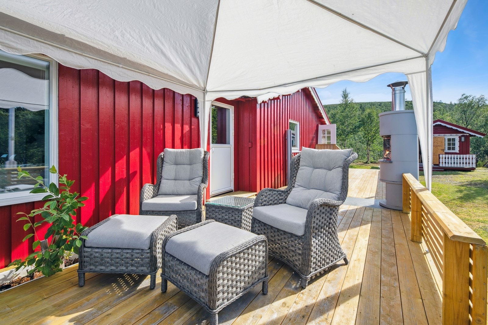 Terrassen er romslig med plass til flere sittegrupper og grill. Galleribilde