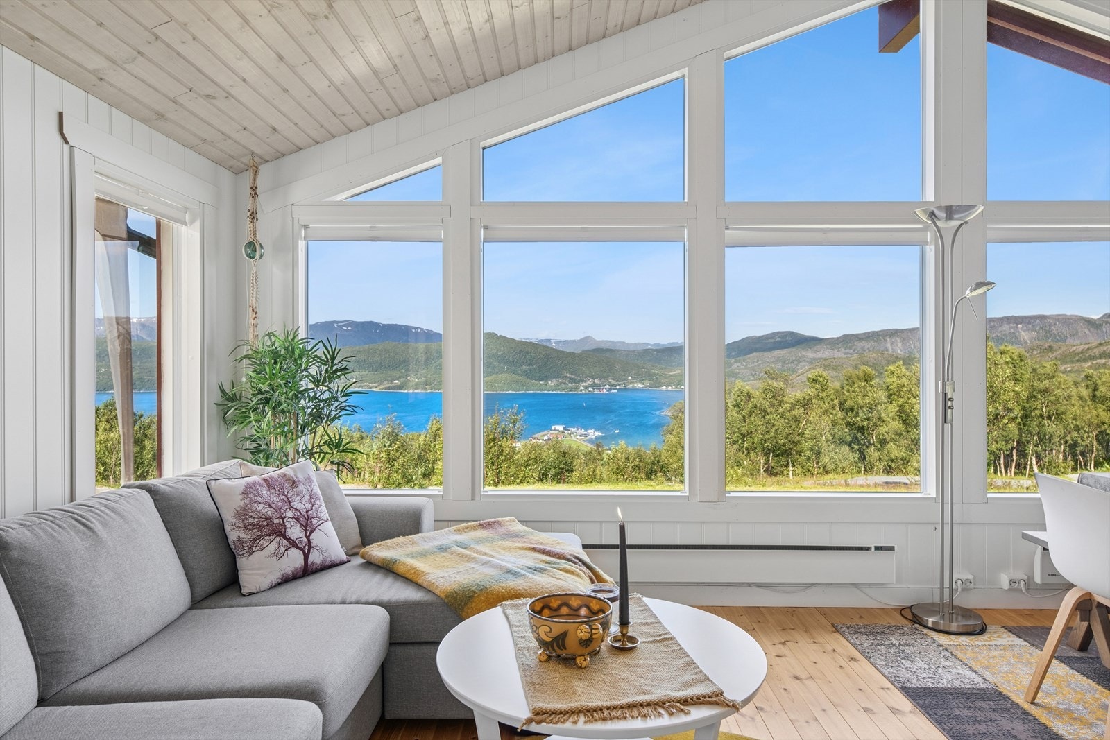 Fra sofaen kan du sitte å nyte den fantastiske utsikten forandre seg i løpet av dagen. Galleribilde