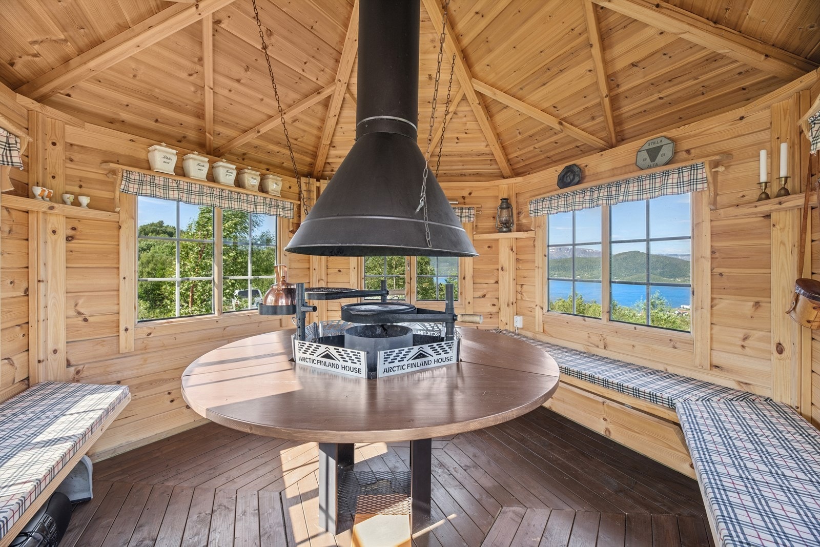 Grillstuen er romslig innvendig og her har du plass til hele familien. Galleribilde