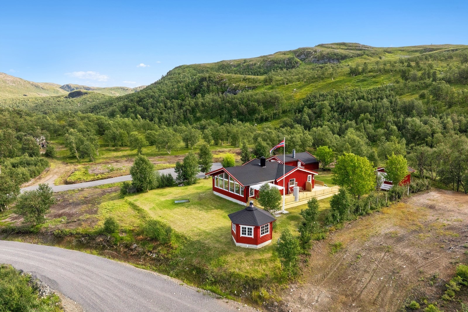 Eiendommen inneholder fire bygg og ligger i fantastisk natur. Galleribilde