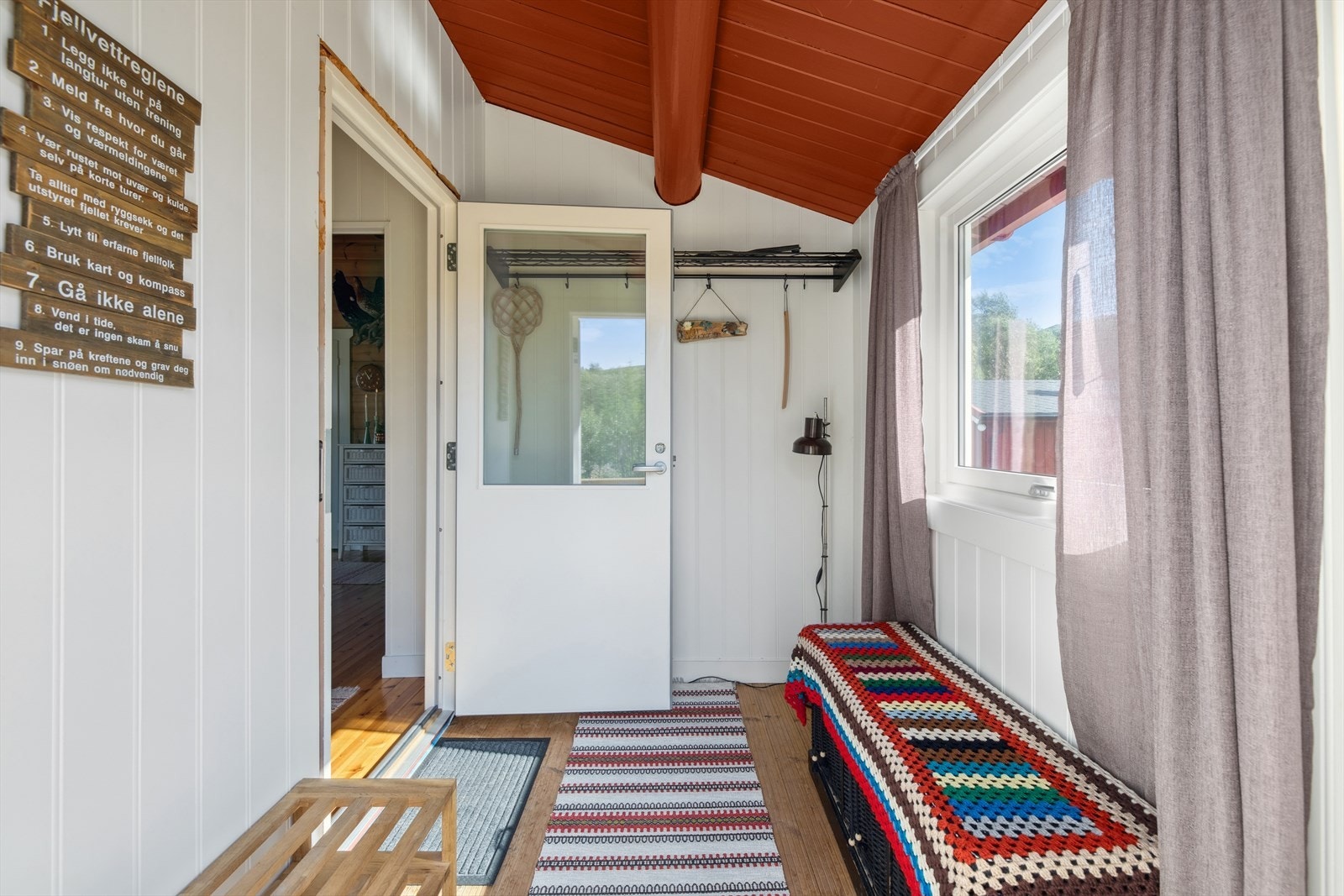 Velkommen inn i en koselig entrè med bra med plass til å henge fra seg yttertøy og sette fra seg sko. Galleribilde