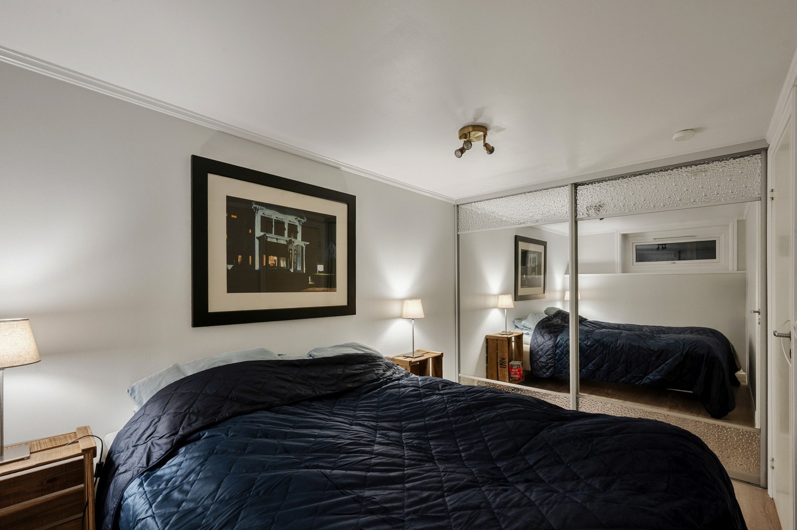 Den romslige sovealkoven har god plass til dobbeltseng, nattbord og en stor skyvedørsgarderobe. Galleribilde