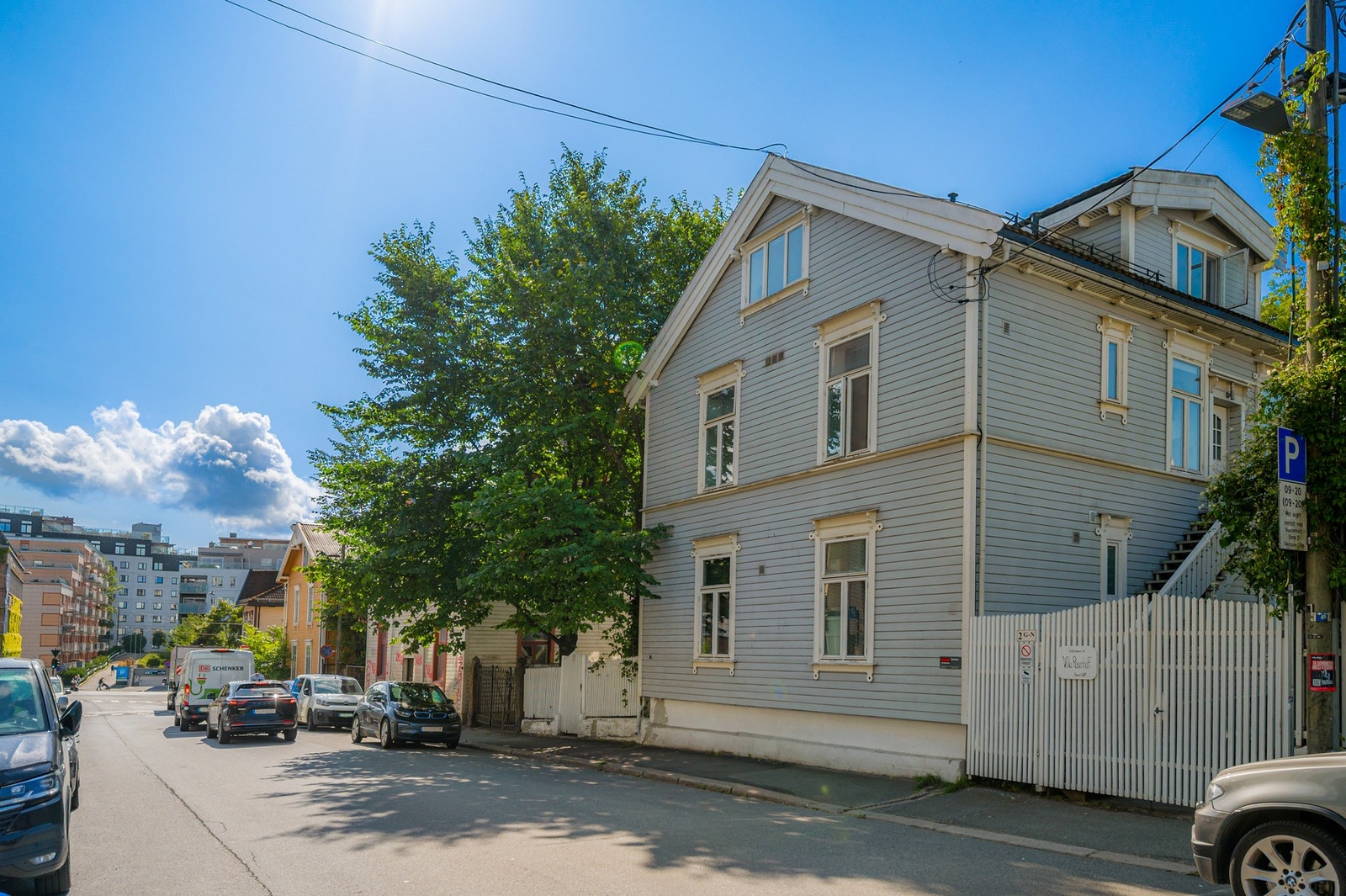 Leiligheten ligger i et klassisk leilighetshus, et sjarmerende bygg med flott beliggenhet i et rolig og etablert område. Galleribilde
